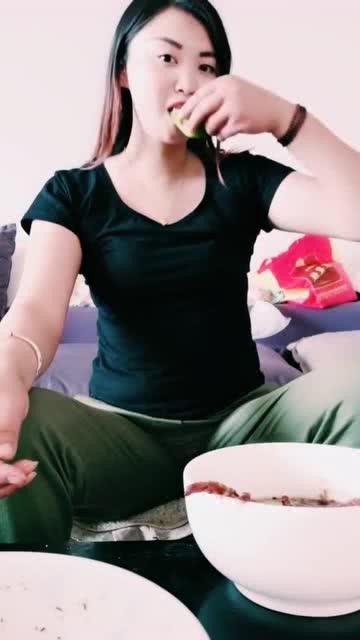 娱乐吃瓜酱沙发视频,揭秘幕后花絮,带你走进明星私生活 第2张 娱乐吃瓜酱沙发视频,揭秘幕后花絮,带你走进明星私生活 第2张